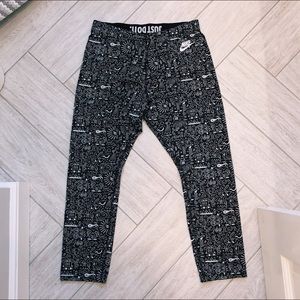 NWOT Doodle Print Nike Leggings